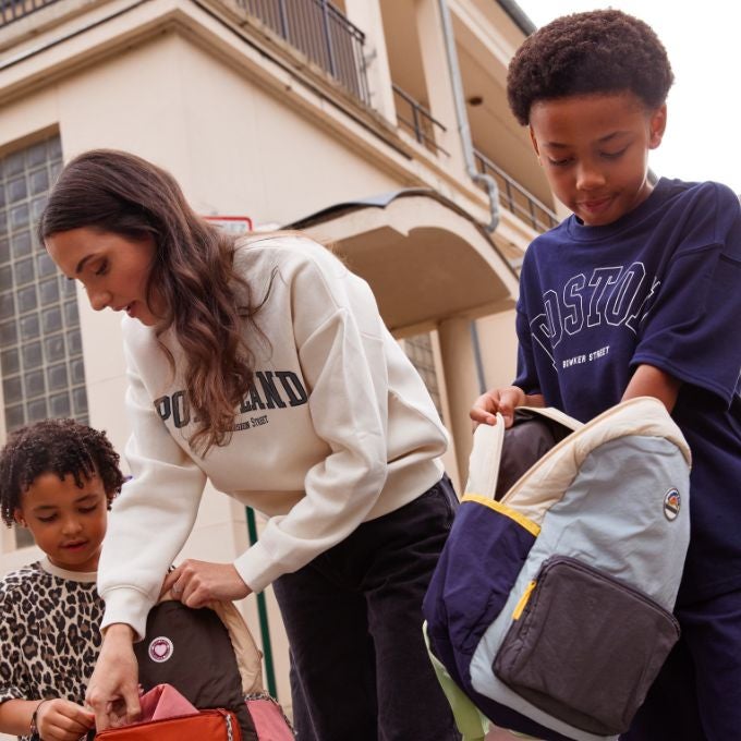 Enfants avec leurs sac à dos plus leur mère 